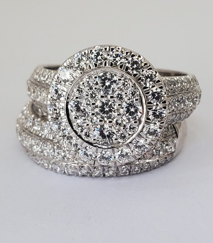 ROUND CLUSTERED BRIDAL SET 18KT WHITE GOLD