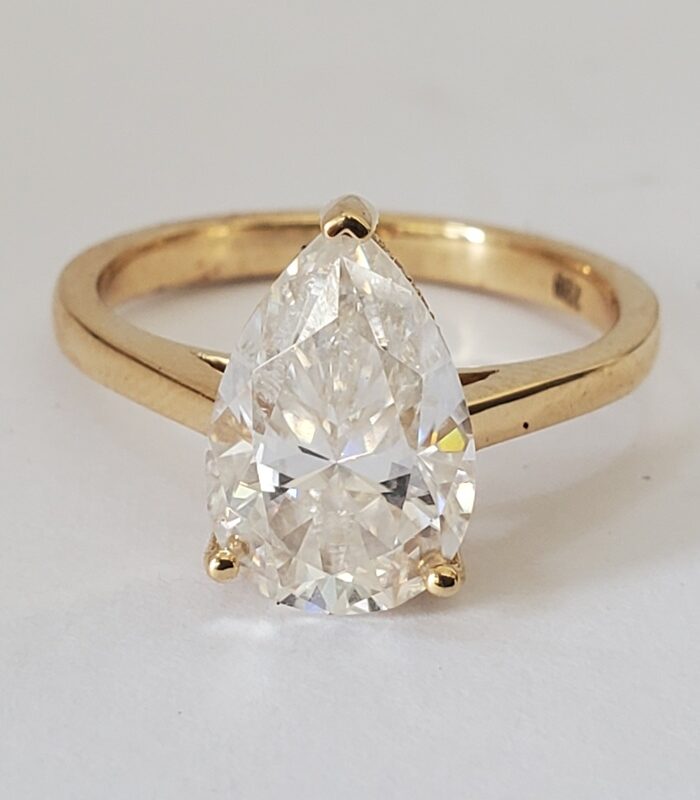4CT PEAR VVS1 MOISSANITE PLAIN 18KT GOLD ENGAGEMENT RING