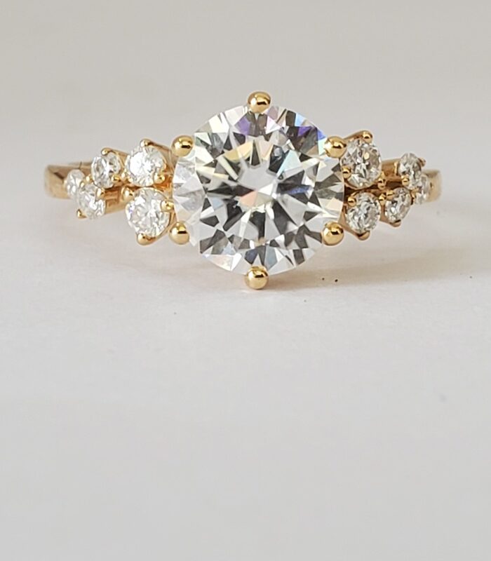 ROUND CLUSTER MOISSANITE 18KT GOLD ENGAGEMENT RING