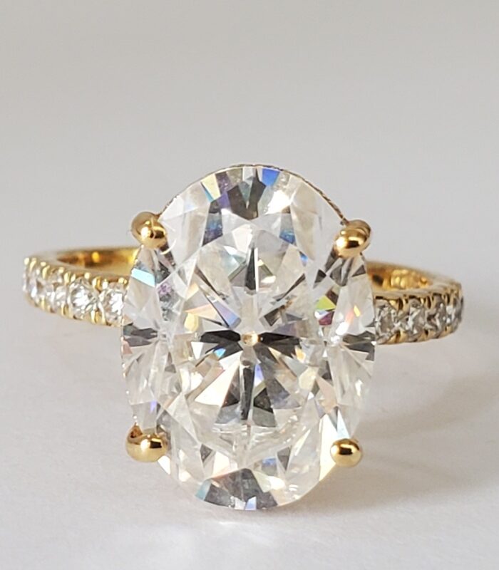 8CT OVAL VVS1 MOISSANITE 18KT GOLD