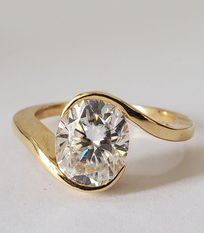 BEZEL OVAL VVS1 MOISSANITE 18KT GOLD ENGAGEMENT RING